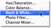 Elegir una capa de ajuste en blanco y negro en Photoshop.  Imagen © 2012 Photoshop Essentials.com