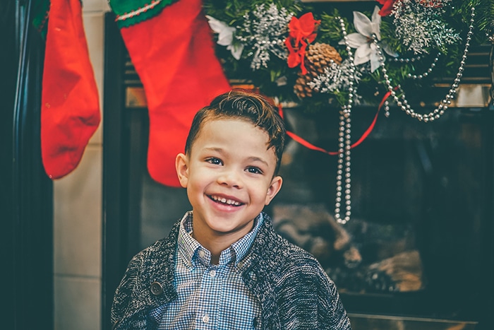 Un retrato de Navidad interior de un niño