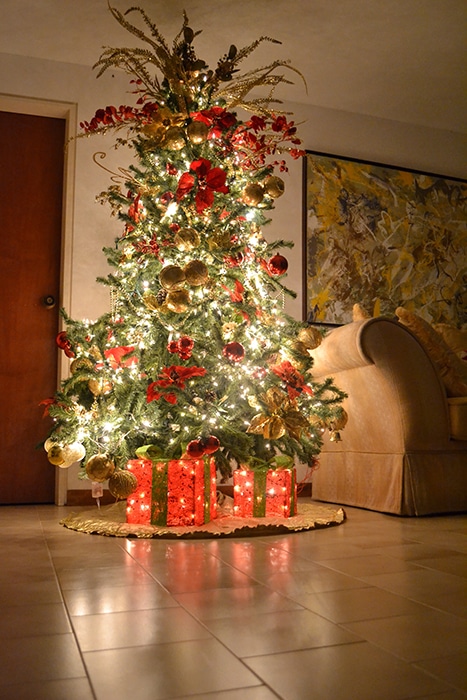 Una foto de navidad interior de un árbol decorado.