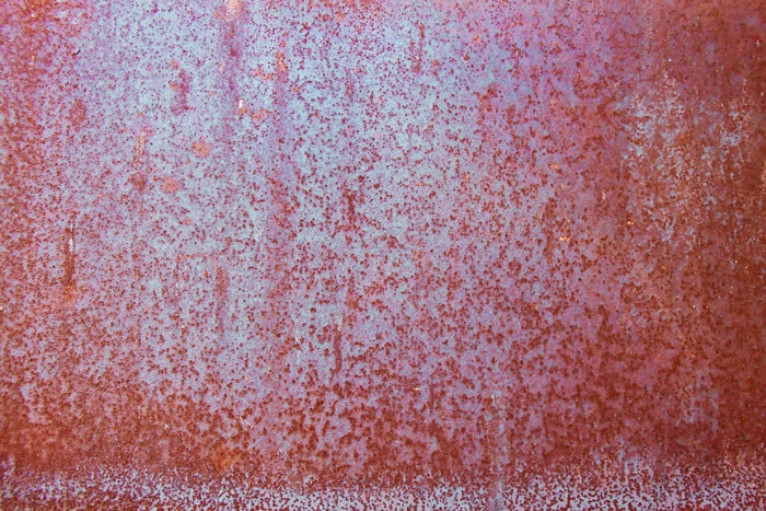 Paredes cubiertas de óxido rojo - detalle de fotografía industrial