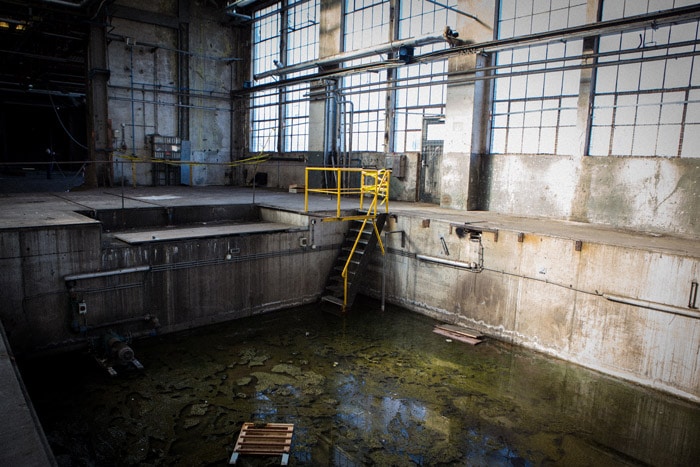 Una toma de fotografía industrial de un depósito de residuos dentro de un edificio