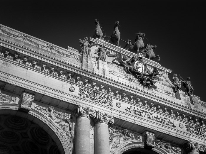 Detalle del Arco del Triunfo en el Parc du Cinquantenaire (Bruselas, Bélgica) rodado con fotografía infrarroja.