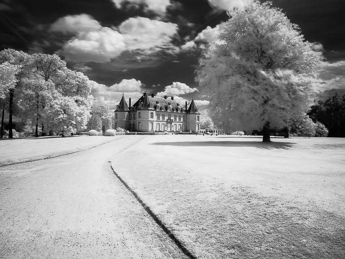 Una fotografía infrarroja en blanco y negro del Chateau de la Hulpe