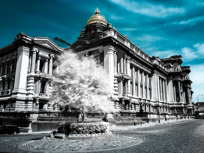 El impresionante Palacio de Justicia de Bruselas (Bélgica) filmado con fotografía infrarroja