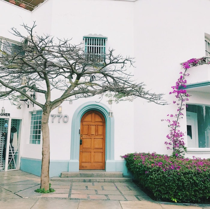 Fotografía de arquitectura amplia y luminosa de una casa de paredes blancas.  Consejos de Instagram para fotografía de redes sociales.