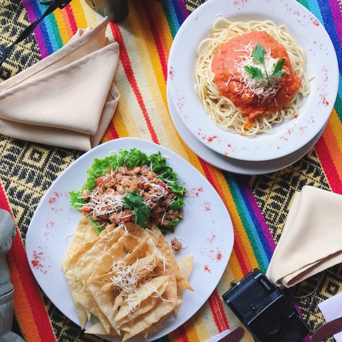 Fotografía cenital de dos platos con comida sobre un mantel de colores brillantes.  Consejos de Instagram para principiantes en fotografía.