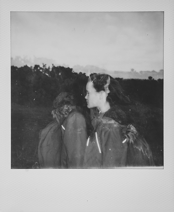 Fotografía instantánea monótona retrato de una joven al aire libre utilizando la técnica de exposición múltiple