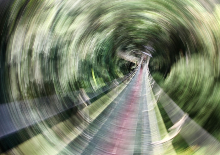 Foto borrosa abstracta de un túnel al aire libre