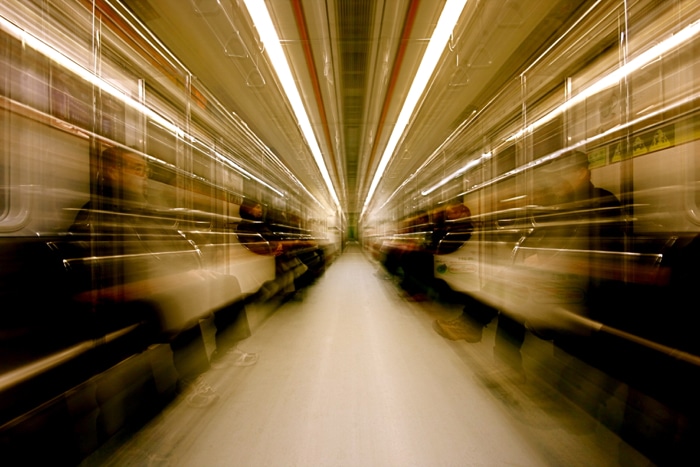 Foto de ráfaga de zoom artístico tomada en un tren subterráneo