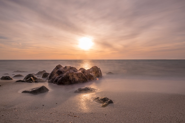 Foto de paisaje de una playa un amanecer