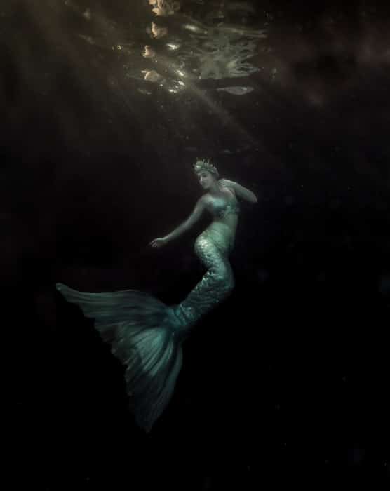 Una oscura y atmosférica sesión de fotos de sirenas bajo el agua - mermaid fantasy