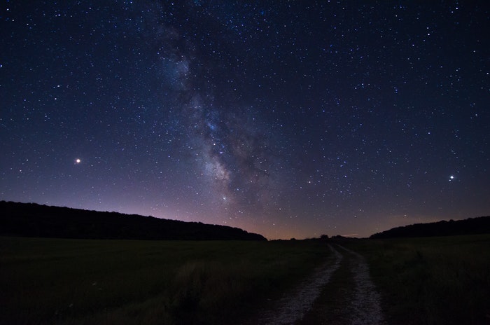 Un hermoso paisaje rodado en la noche con un cielo estrellado.