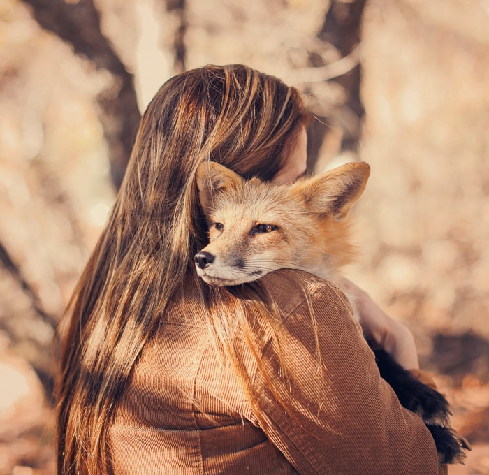 Foto de una niña sosteniendo un zorro