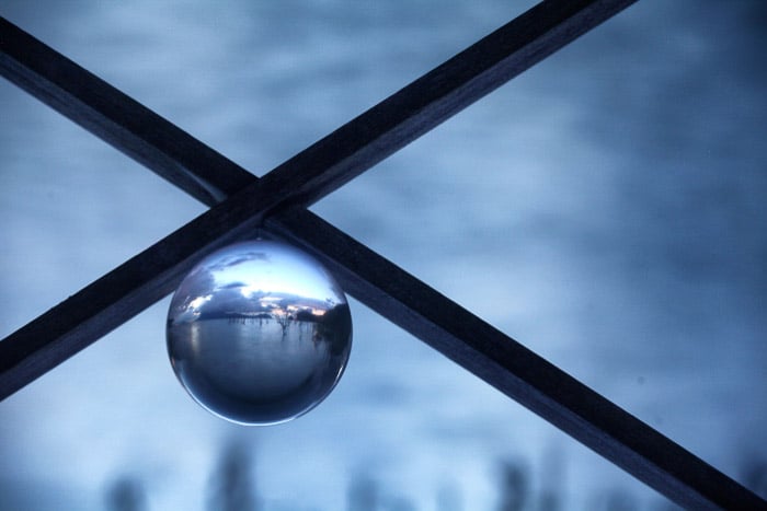 Una toma creativa de un paisaje minimalista dentro de una bola de cristal.