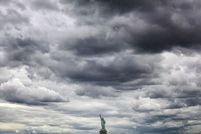 La estatua de la libertad bajo un cielo nublado - fotografía de paisaje mínima