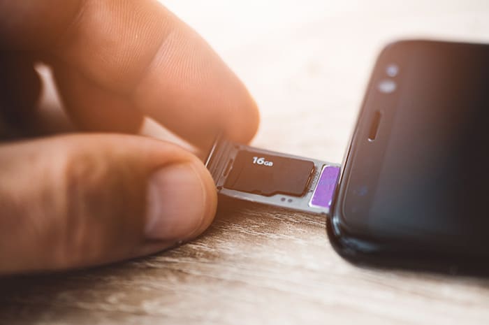Colocación de una tarjeta microSD en un teléfono móvil