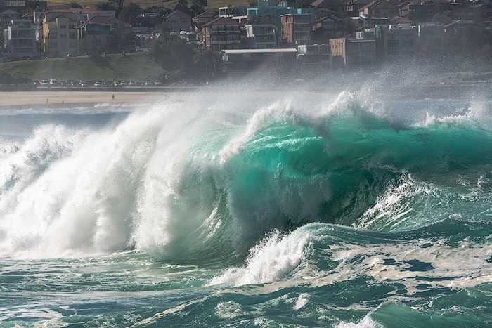 Dramática fotografía de olas tomada con un teleobjetivo.