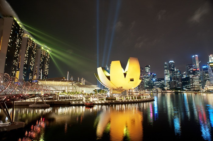 Un impresionante paisaje urbano de Singapur por la noche