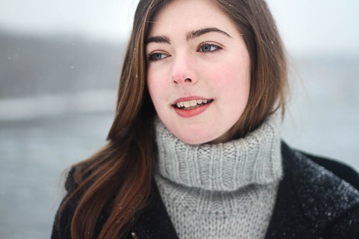 Un retrato de una modelo femenina en la nieve.