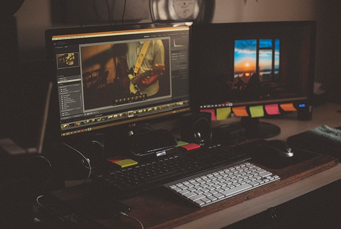 Dos monitores en un escritorio, una de las pantallas muestra una imagen que se está editando