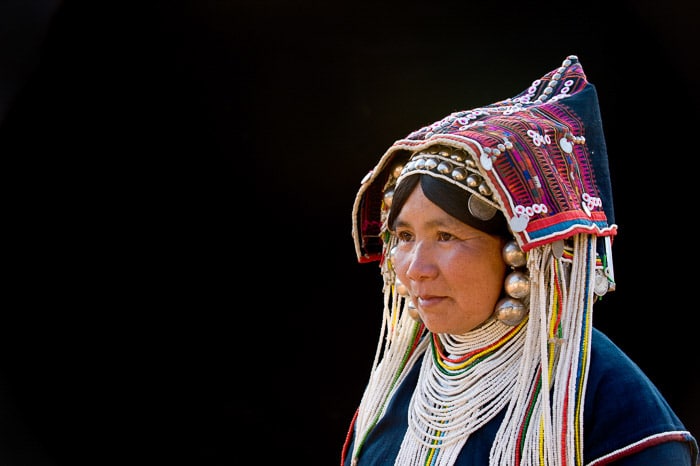 Poderoso retrato de una anciana con vestimenta tradicional como parte de un zine fotográfico