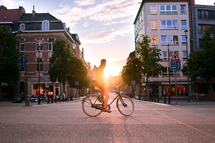 Un retrato de estilo de vida de un hombre descansando sobre una bicicleta al aire libre al atardecer