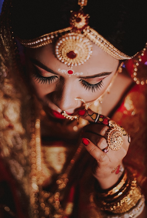 Un retrato de cerca de la novia en una boda india