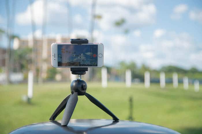 un teléfono en un trípode al aire libre para tomar fotografías de lapso de tiempo de iphone