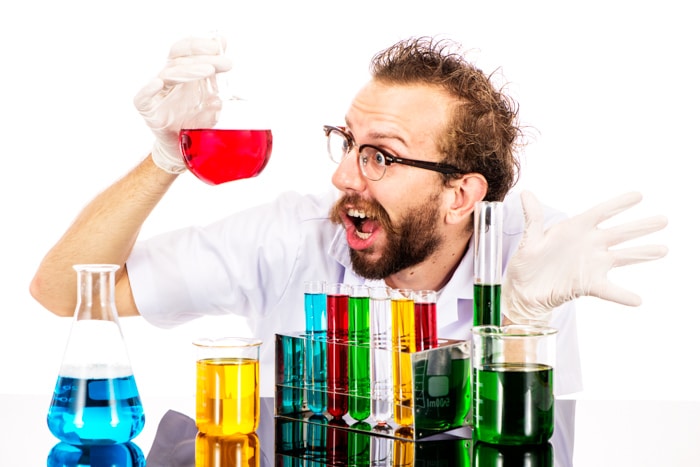 Foto de un científico loco en un laboratorio.