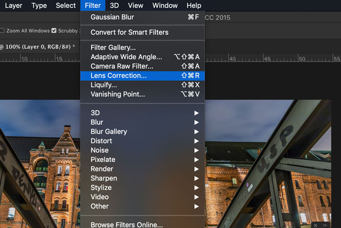 Captura de pantalla de cómo seleccionar la corrección de lente de Photoshop