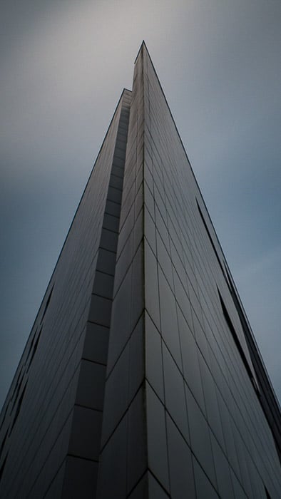 Fotografía de arquitectura imagen de un rascacielos alto contra un cielo nublado - máscara automática de lightroom