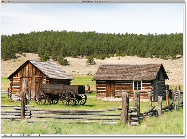 Una foto de un antiguo granero en el campo.  Imagen con licencia de iStockphoto de Photoshop Essentials.com.