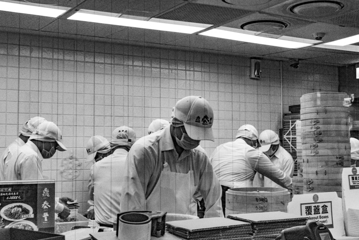 Una sincera foto en blanco y negro de los trabajadores de un restaurante de comida rápida