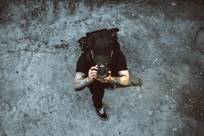 Una fotografía cenital de un fotógrafo disparando con una DSLR