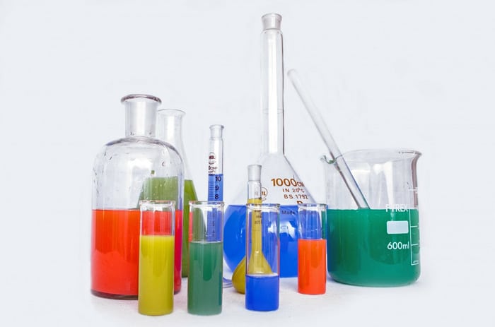 Foto de recipientes con líquidos de diferentes colores.