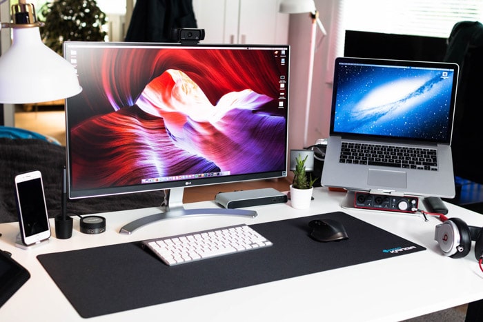 Un escritorio de oficina con una empresa de escritorio y una computadora portátil.