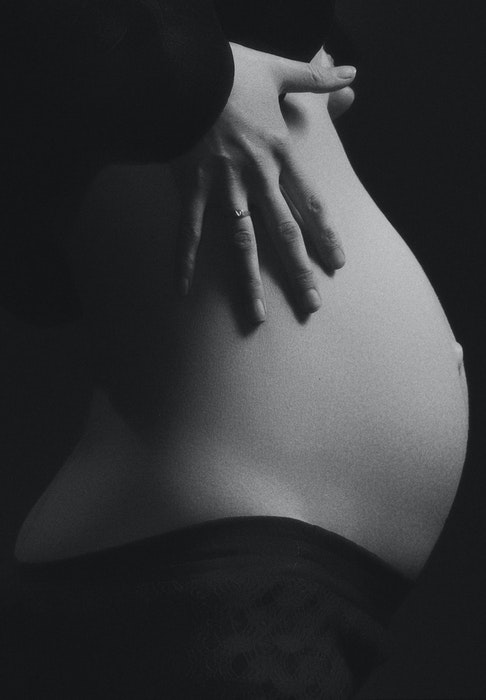 Cerrar foto del vientre de una mujer embarazada