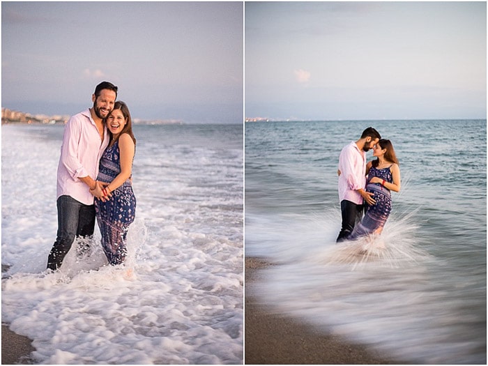 Díptico retrato de una pareja en una playa posando para una sesión de fotografía de maternidad