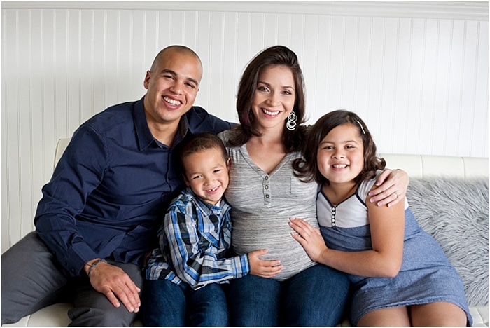 papá, dos hijos, mamá embarazada, foto de familia en el sofá