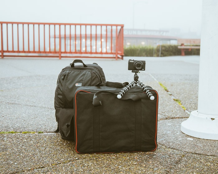 Una cámara en un pequeño trípode en maletas