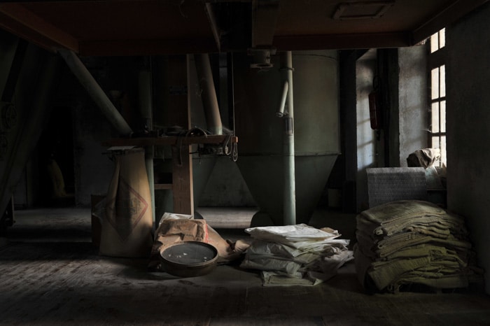 Fotografía atmosférica de un interior oscuro de un edificio industrial tomada con enfoque manual