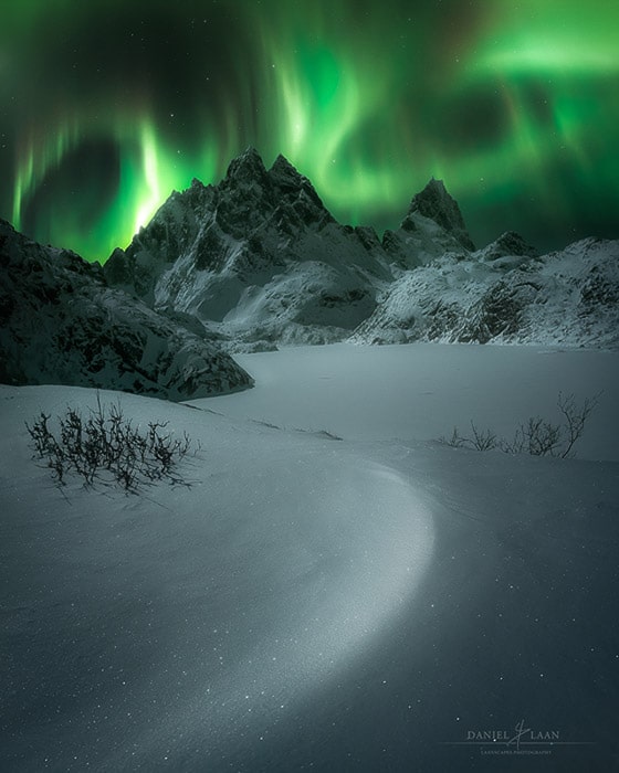 La aurora boreal bailando sobre un área remota en Lofoten.