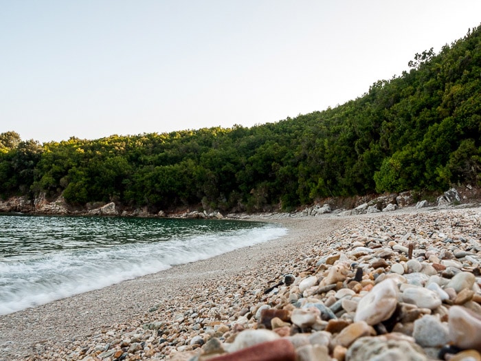 Olas rompiendo en la orilla de la playa Avlaki (Kerkyra, Grecia), usando el desenfoque de movimiento en las olas