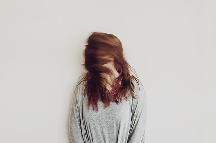 Foto de desenfoque de movimiento de una mujer sacudiendo su cabello