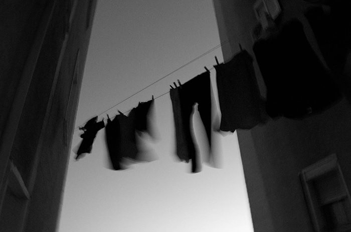 Foto borrosa de movimiento de colgar ropa movida por el viento