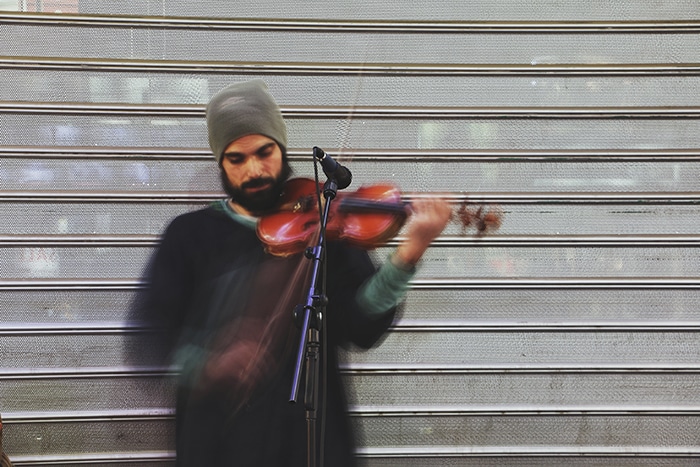 Foto borrosa de movimiento de un hombre tocando el violín