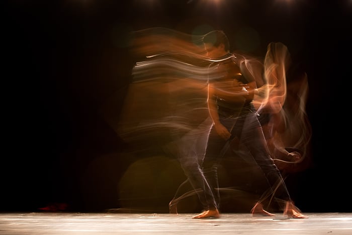 Foto de desenfoque de movimiento de una bailarina