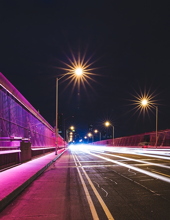 Foto de desenfoque de movimiento de una calle durante la noche