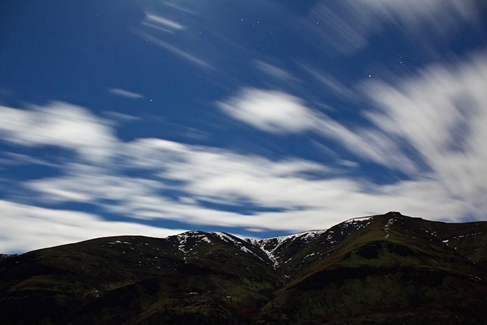Foto borrosa de movimiento de nubes en movimiento en el cielo