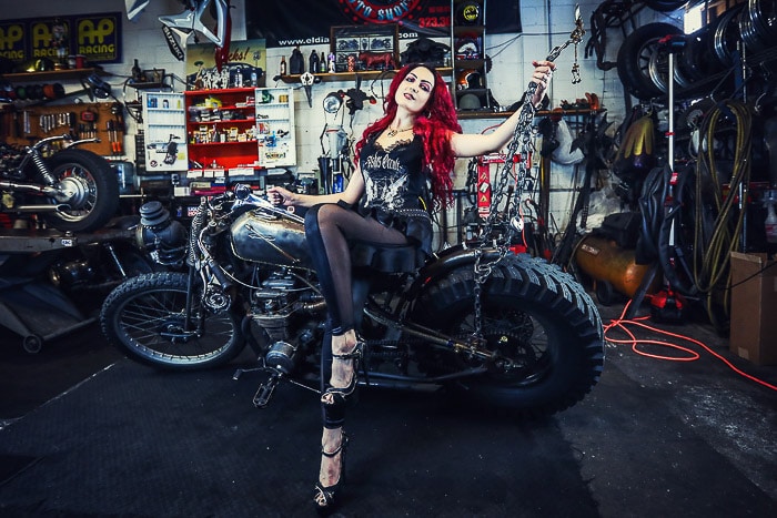 Cool motocicleta fotografía retrato de un modelo femenino posando en una bicicleta